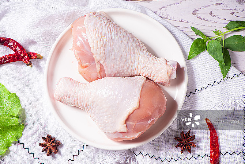 桌上的两个生鸡腿琵琶腿图片素材