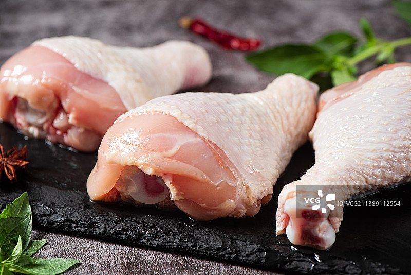 桌上的生鸡腿琵琶腿图片素材