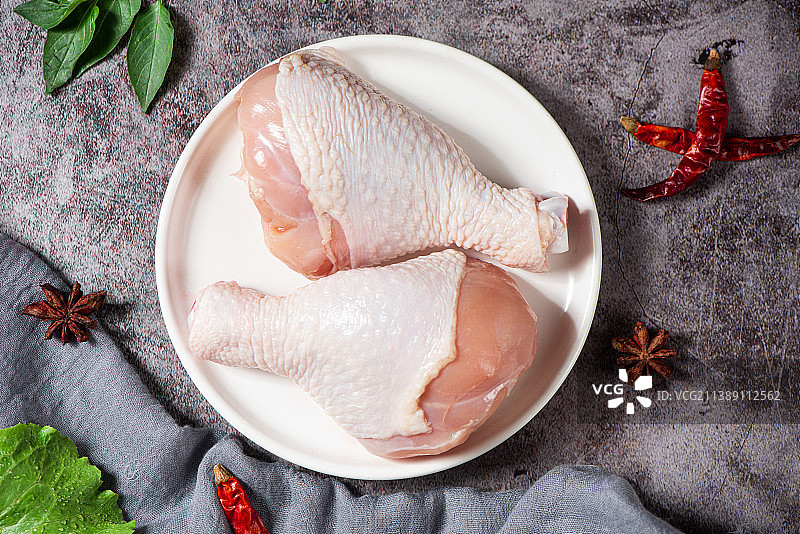 桌上的生鸡腿琵琶腿图片素材