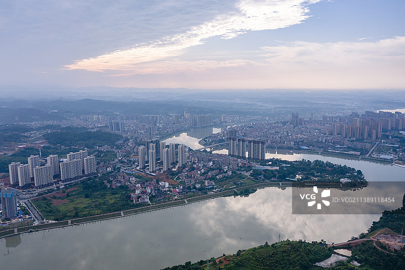 晨曦中的城市图片素材