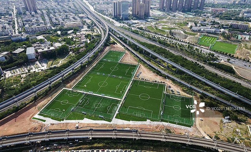 航拍成都锦江区拥挤城市建筑中的珍贵足球场图片素材