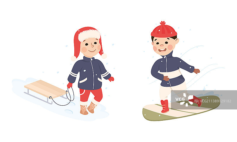 兴奋的男孩拉着雪橇和滑雪板图片素材