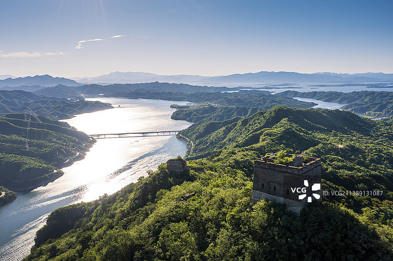 航拍北京密云水库边上的长城图片素材