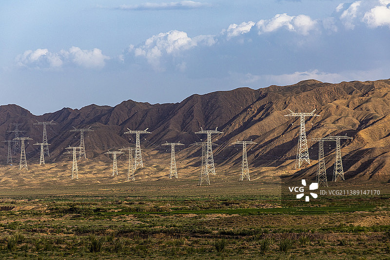 夕阳下的西电东输线图片素材