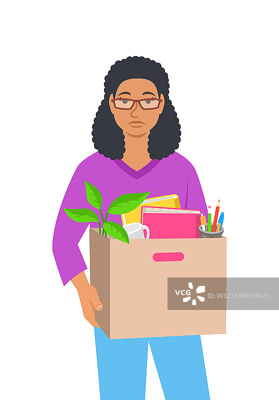 失业后拿着箱子的悲伤黑人妇女图片素材