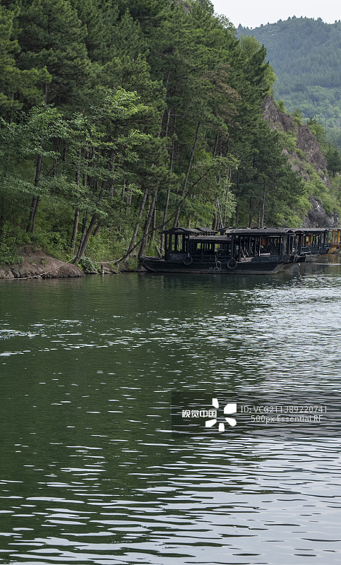 夏季古镇风光游船图片素材
