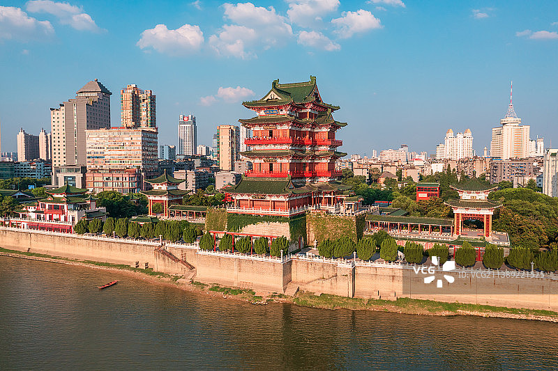 江西南昌滕王阁赣江江滨城市天际线风光高视角航拍图片素材