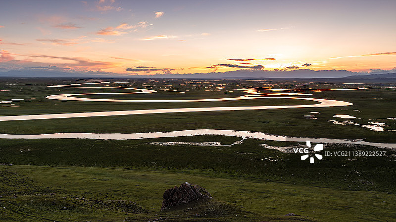 巴音布鲁克九曲十八弯落日余晖图片素材