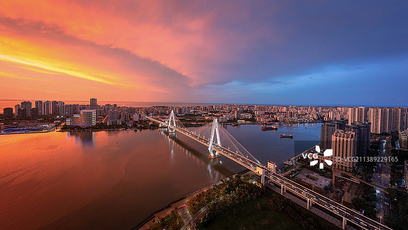 海口世纪大桥红色蓝色日落图片素材