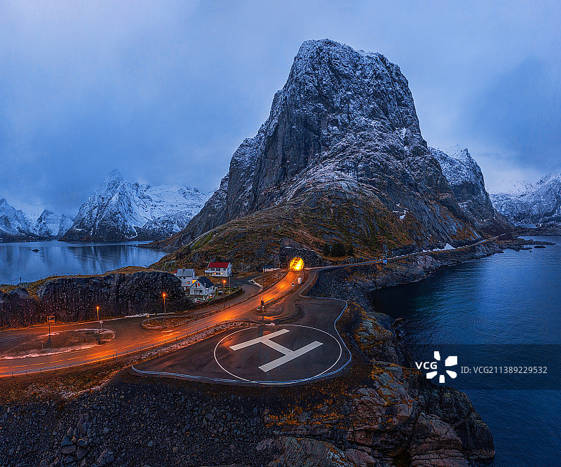 挪威北极罗弗敦群岛的雪山与人造建筑图片素材