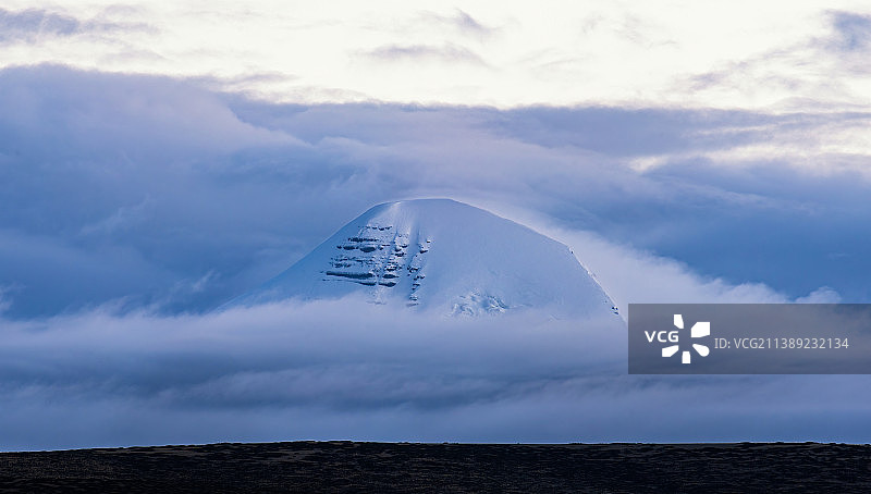 云雾中露出头的冈仁波齐峰图片素材