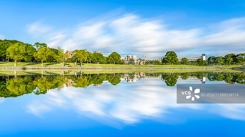 上海交通大学致远湖蓝天图片素材