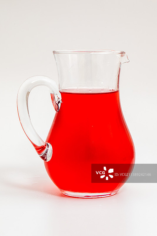 存着杨梅酒的分酒器图片素材