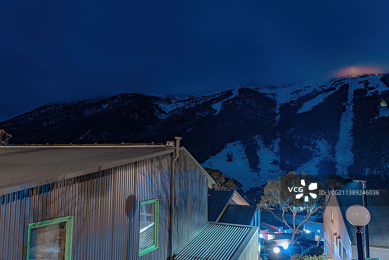 夜晚宁静的雪山别墅图片素材