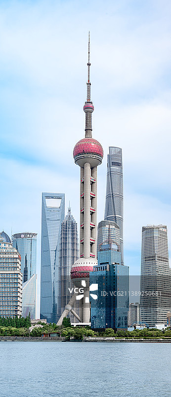 竖版晴天上海陆家嘴东方明珠建筑黄浦江图片素材