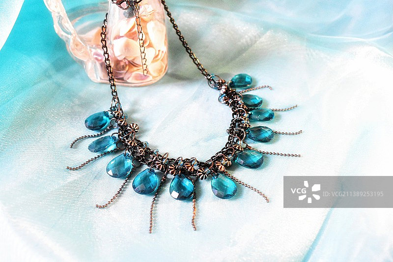 织物上项链的高角度视图图片素材