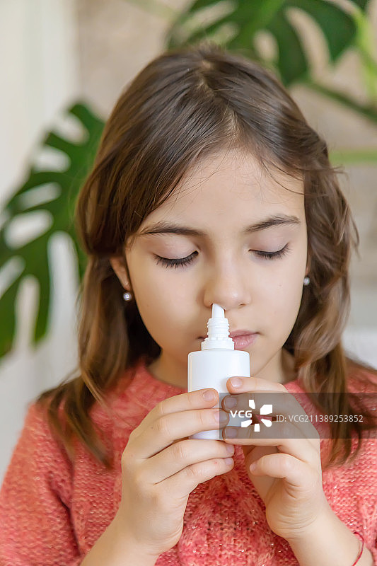 孩子感冒流鼻涕特写镜头图片素材