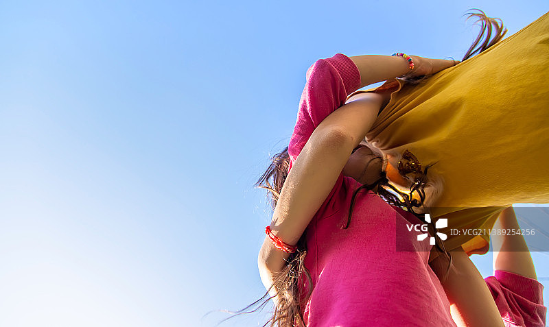 孩子们在朋友文件夹中一起行走，选择性聚焦图片素材