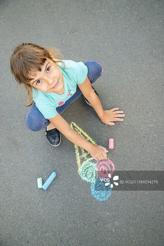 儿童用粉笔在沥青上画冰淇淋（选择性聚焦）图片素材