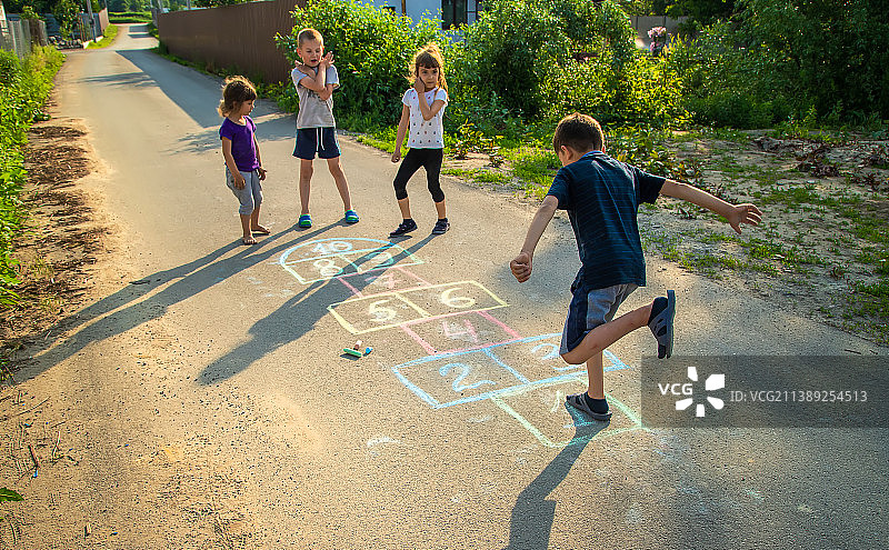 街头儿童的经典游戏，选择性聚焦图片素材