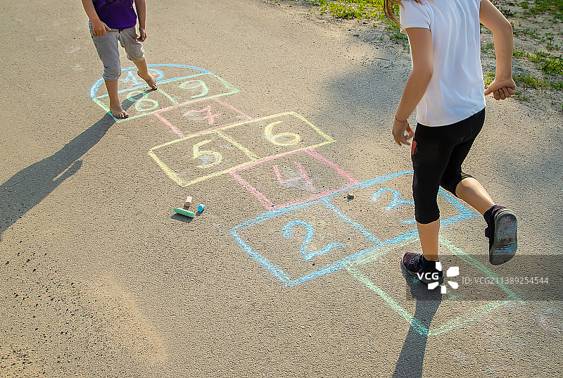 街头儿童的经典游戏，选择性聚焦图片素材