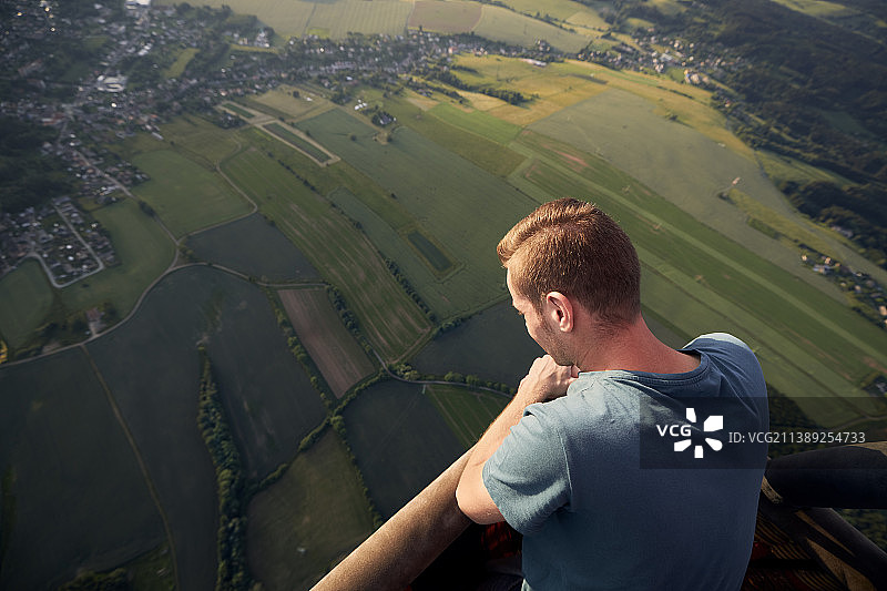 男子在热气球上欣赏风景图片素材