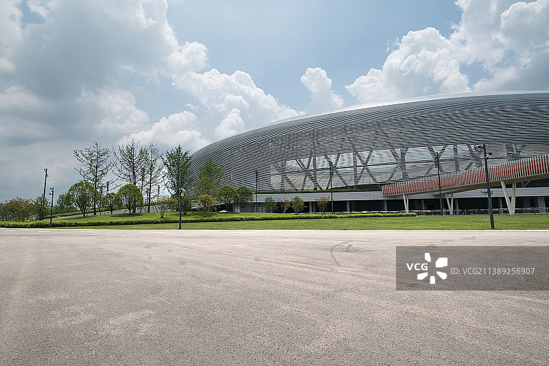 成都大运会场馆体育场馆地面柏油路白昼晴天汽车广告背景图图片素材