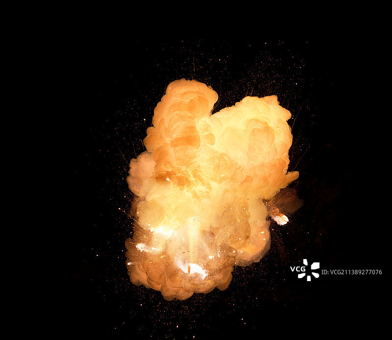 带有火花和热烟的极热爆炸图片素材
