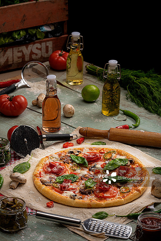 餐桌上的披萨（土耳其）图片素材