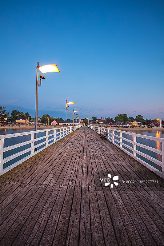 晴朗蓝天下，海上码头的景象图片素材