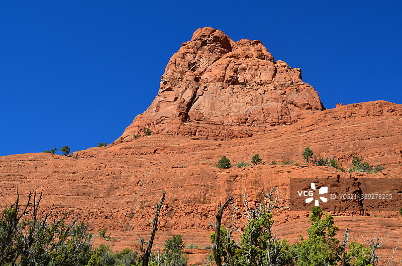 塞多纳高耸的红色岩石上方的蓝天图片素材