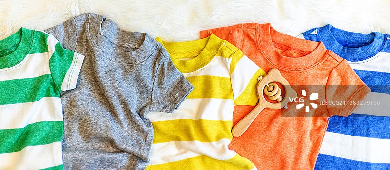 年轻人和新生儿的服装特写图片素材