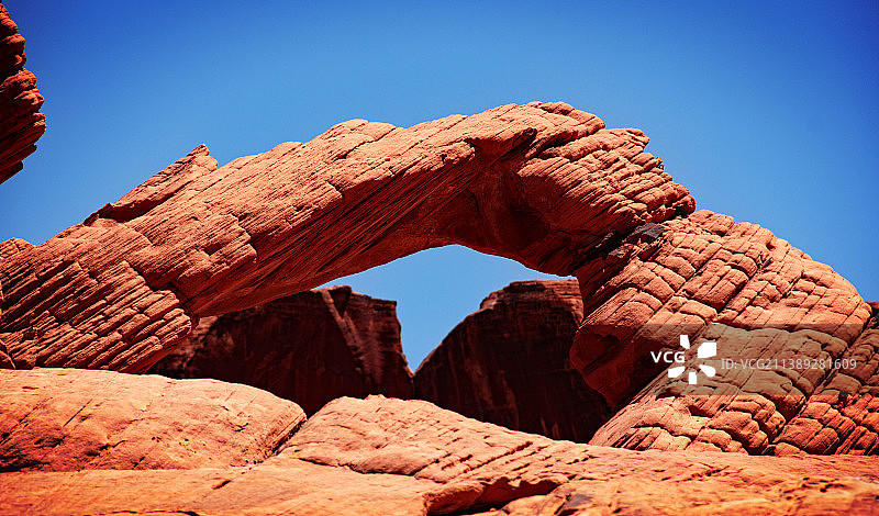 仰视角度拍摄的岩层，背景是晴朗的蓝天，美国火焰谷州立公园图片素材