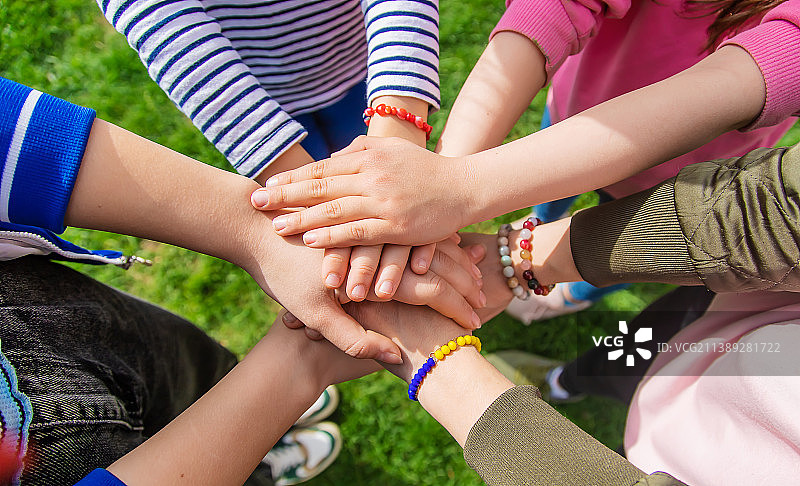 人们合掌祈祷（选择性焦点）图片素材