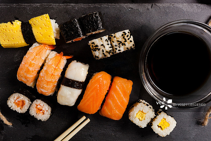 印度尼西亚餐桌上供应的寿司俯视图图片素材