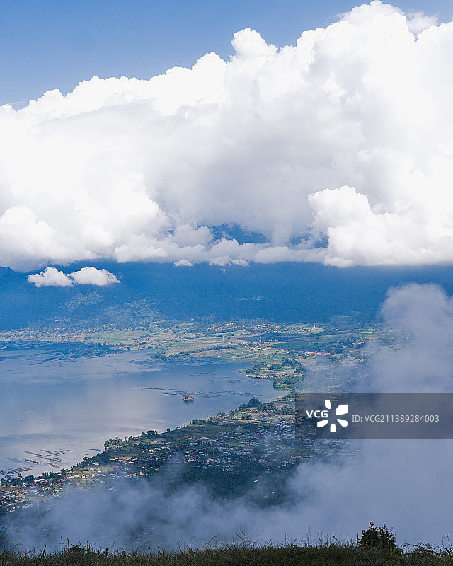 印度尼西亚劳望峰的云雾城市景观图片素材