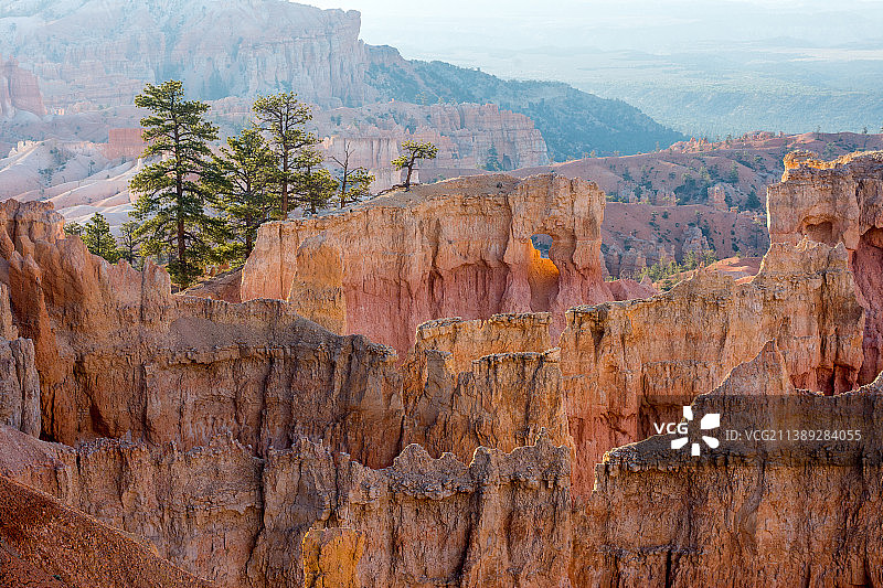 犹他州布莱斯峡谷国家公园的岩层景观，美国图片素材