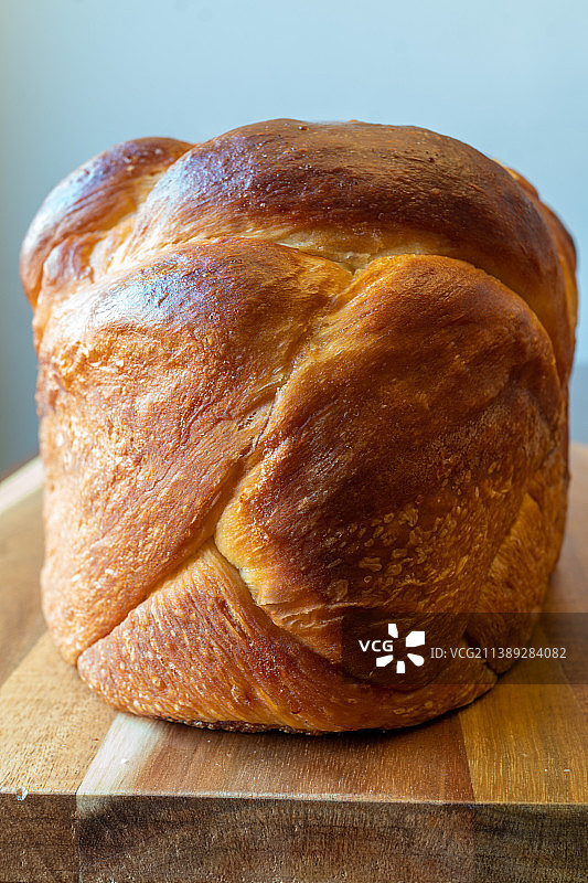 查拉面包模具烤制的五股辫查拉面包图片素材