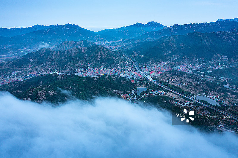 山东青岛崂山区地铁线，云雾图片素材
