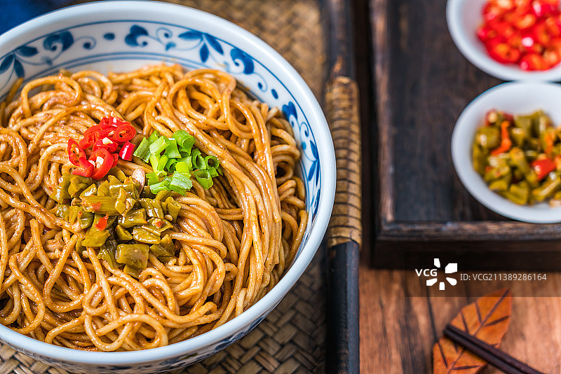 放在木桌上的武汉美食热干面图片素材