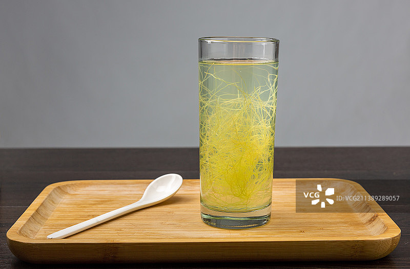 玻璃杯里的玉米须泡水图片素材