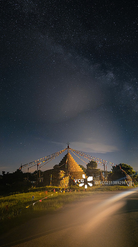 辽宁省阜新市阜新县大板镇衙门村星空下的敖包园图片素材