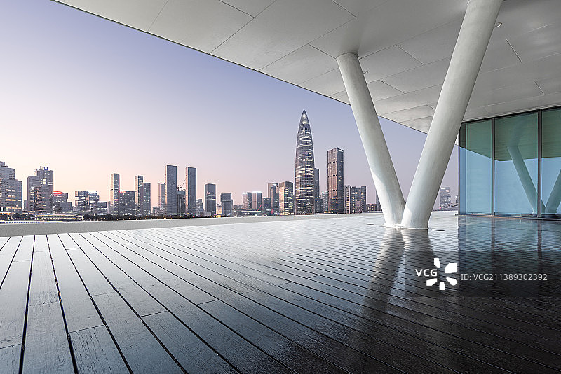 深圳后海CBD建筑群和空白无人的木地板空间图片素材