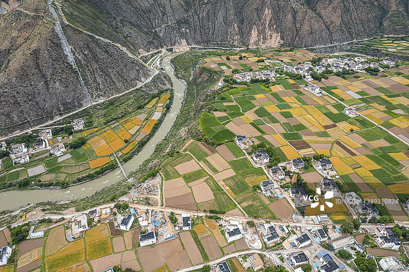 中国四川甘孜州乡城县白藏房田园风光图片素材