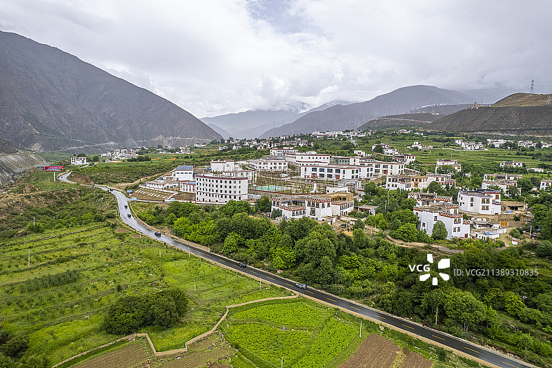 中国四川甘孜州乡城县白藏房田园风光图片素材