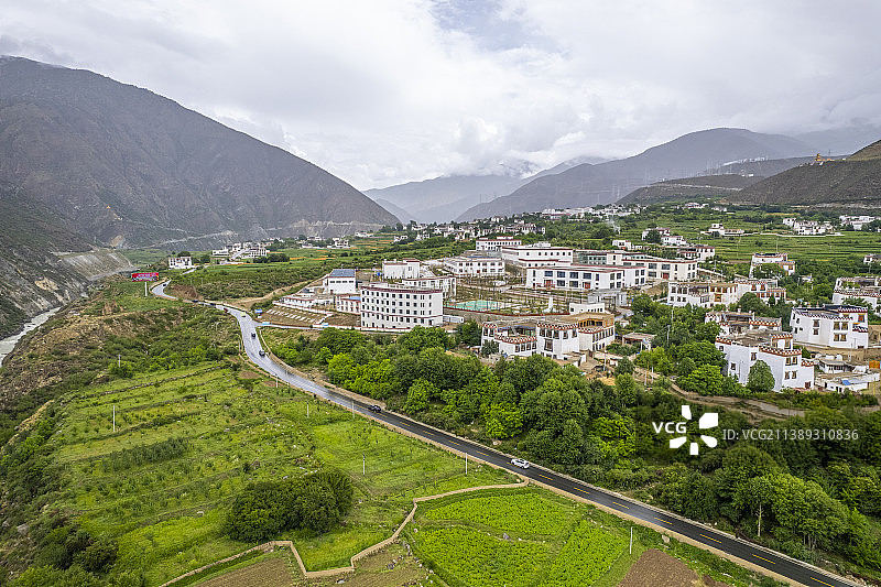 中国四川甘孜州乡城县白藏房田园风光图片素材