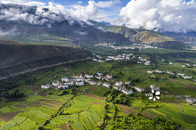 中国四川甘孜州乡城县白藏房田园风光图片素材