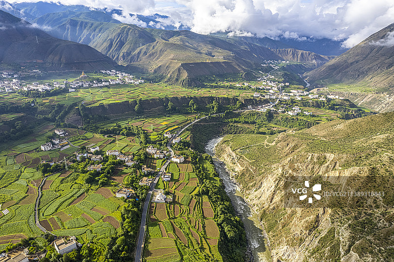 中国四川甘孜州乡城县白藏房田园风光图片素材