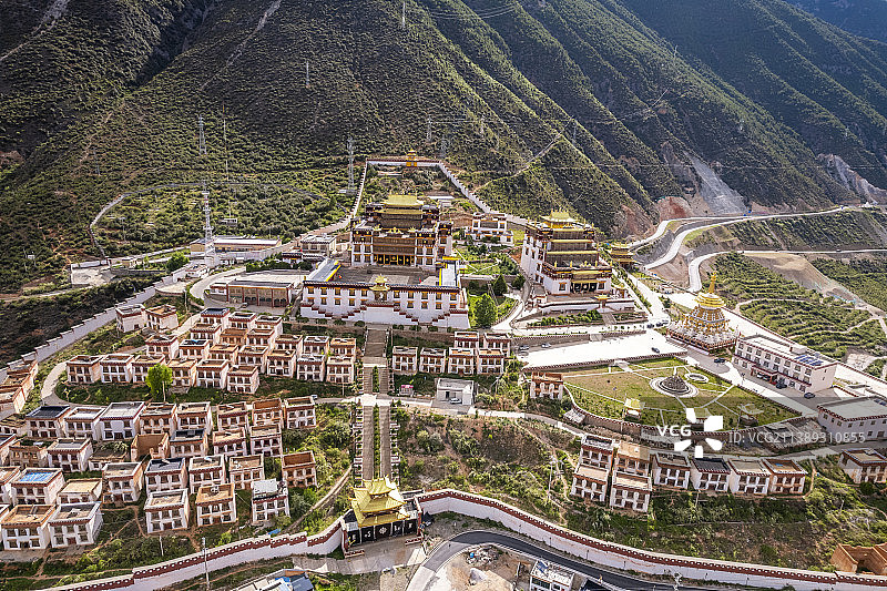 中国四川甘孜州乡城县白藏房田园风光图片素材