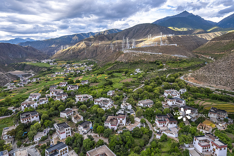 中国四川甘孜州乡城县白藏房田园风光图片素材